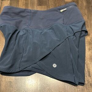 Lululemon size 4 shorts stretch thick band